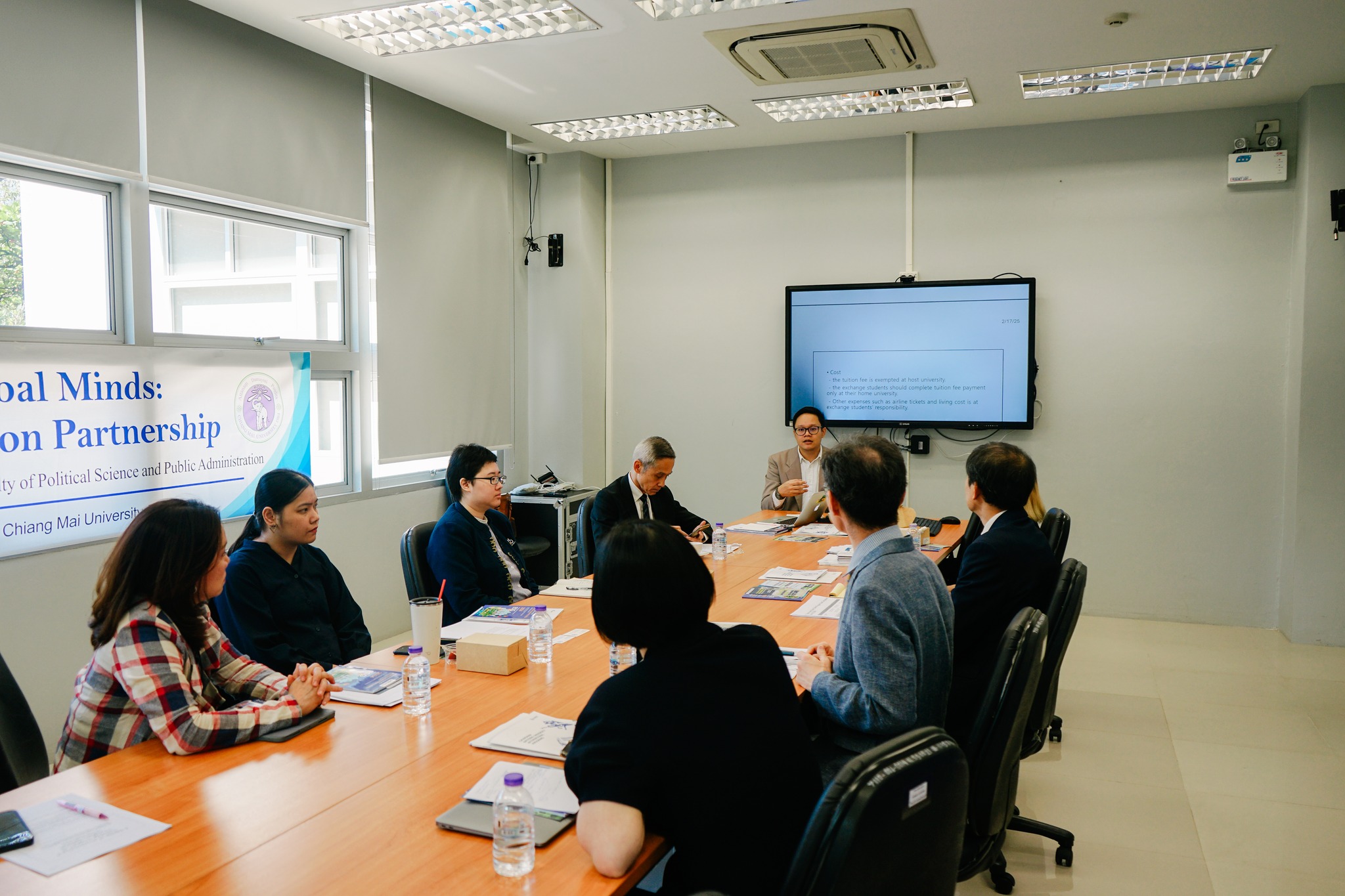 คณะรัฐศาสตร์และรัฐประศาสนศาสตร์ มหาวิทยาลัยเชียงใหม่ ได้ให้การต้อนรับคณะอาจารย์จากภาควิชารัฐศาสตร์และการทูต มหาวิทยาลัยชุงนัมแห่งชาติ (Chungnam National University: CNU) ประเทศเกาหลีใต้