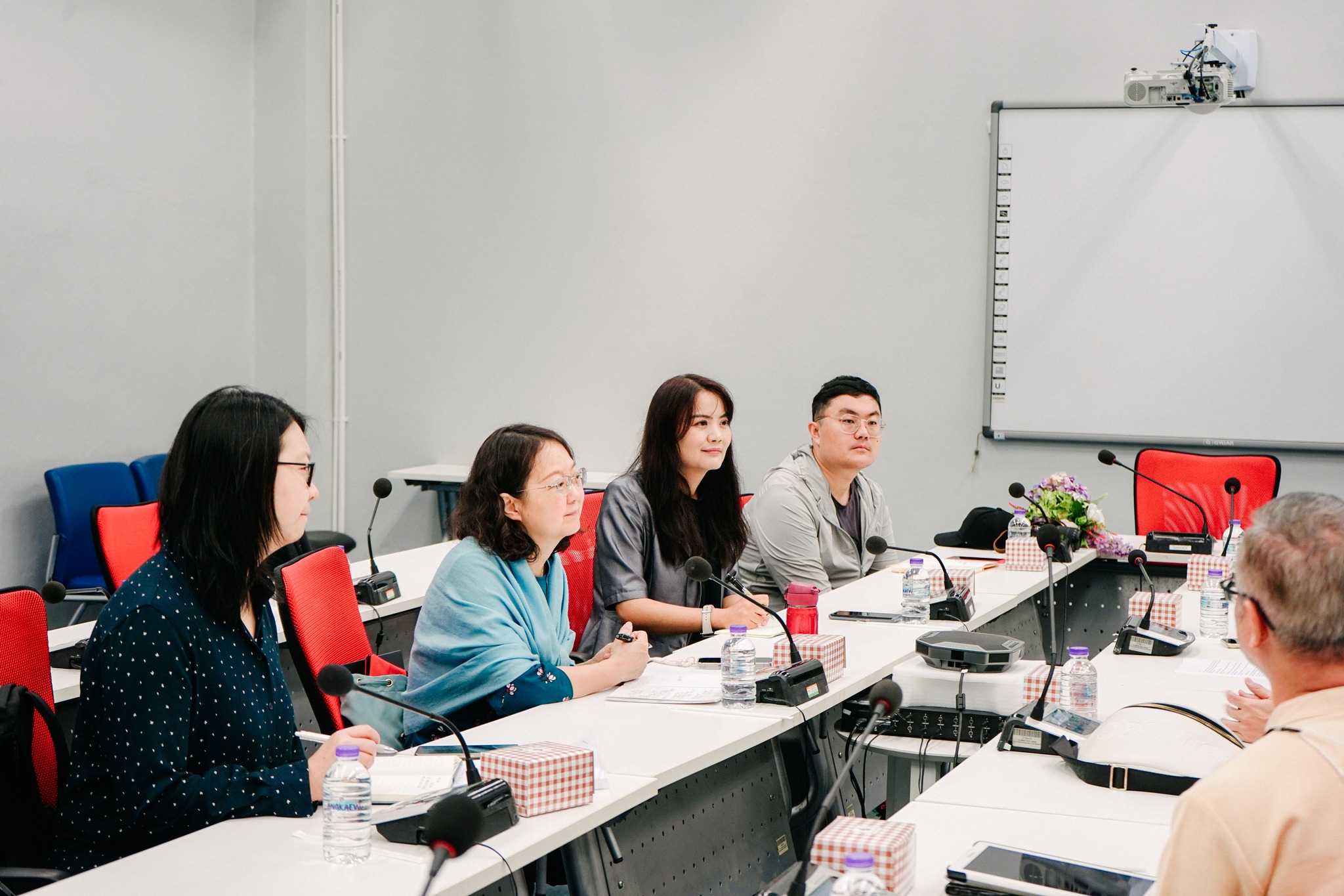 รองศาสตราจารย์ ดร.ไพลิน ภู่จีนาพันธุ์ คณบดีคณะรัฐศาสตร์และรัฐประศาสนศาสตร์ พร้อมด้วยคณะผู้บริการ คณาจารย์ ร่วมให้การต้อนรับคณะนักวิจัยจาก Yunnan Academy of Social Sciences